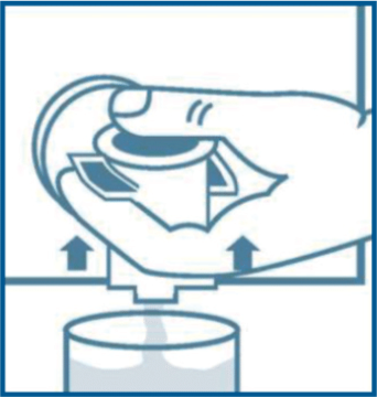 8. Spillare l'acqua spingendo le linguette verso l'alto